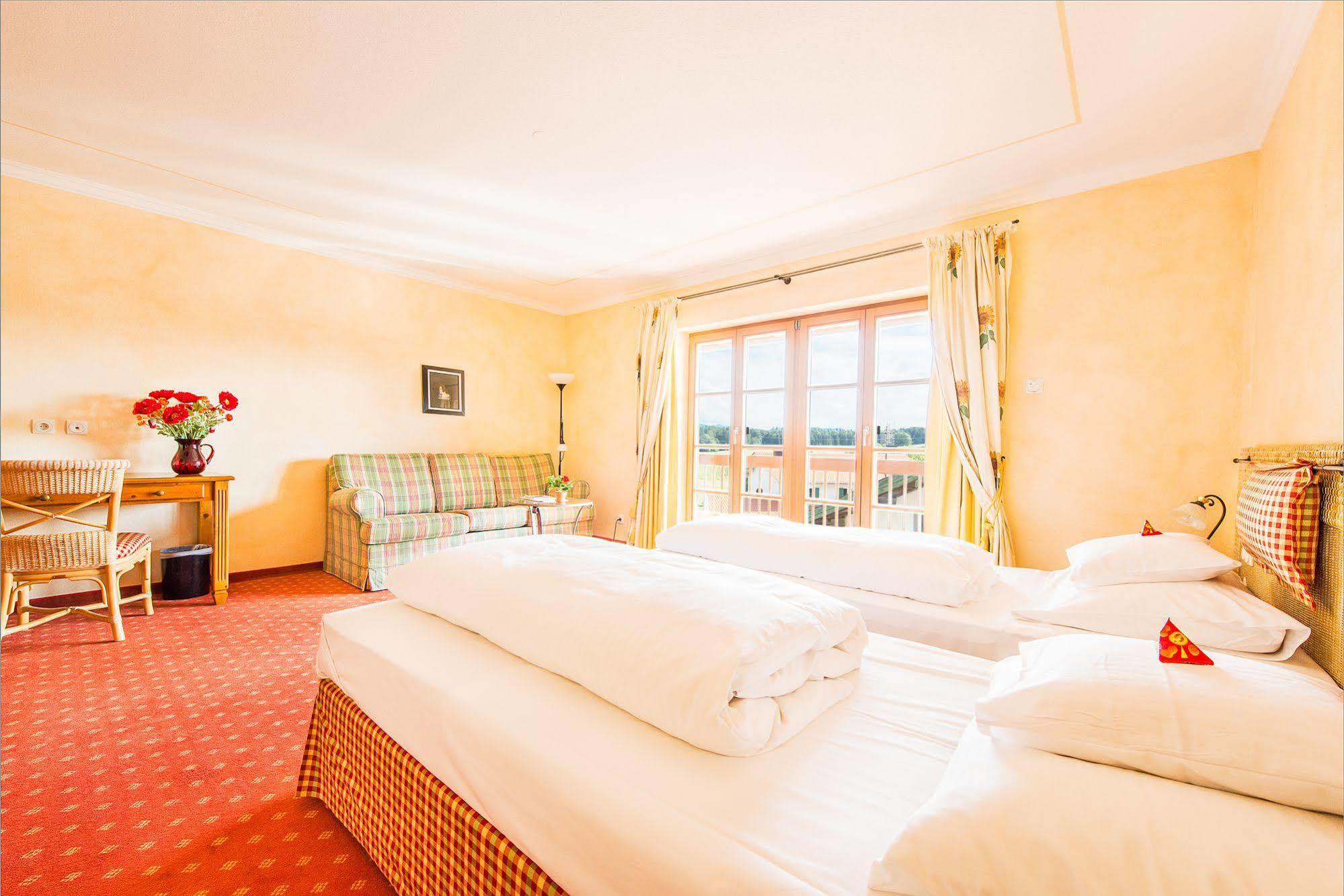 Hotel Und Landgasthof Altwirt Großhartpenning Dış mekan fotoğraf